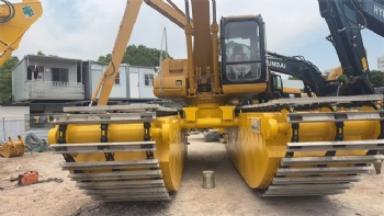CAT 320C Amphibious Excavator